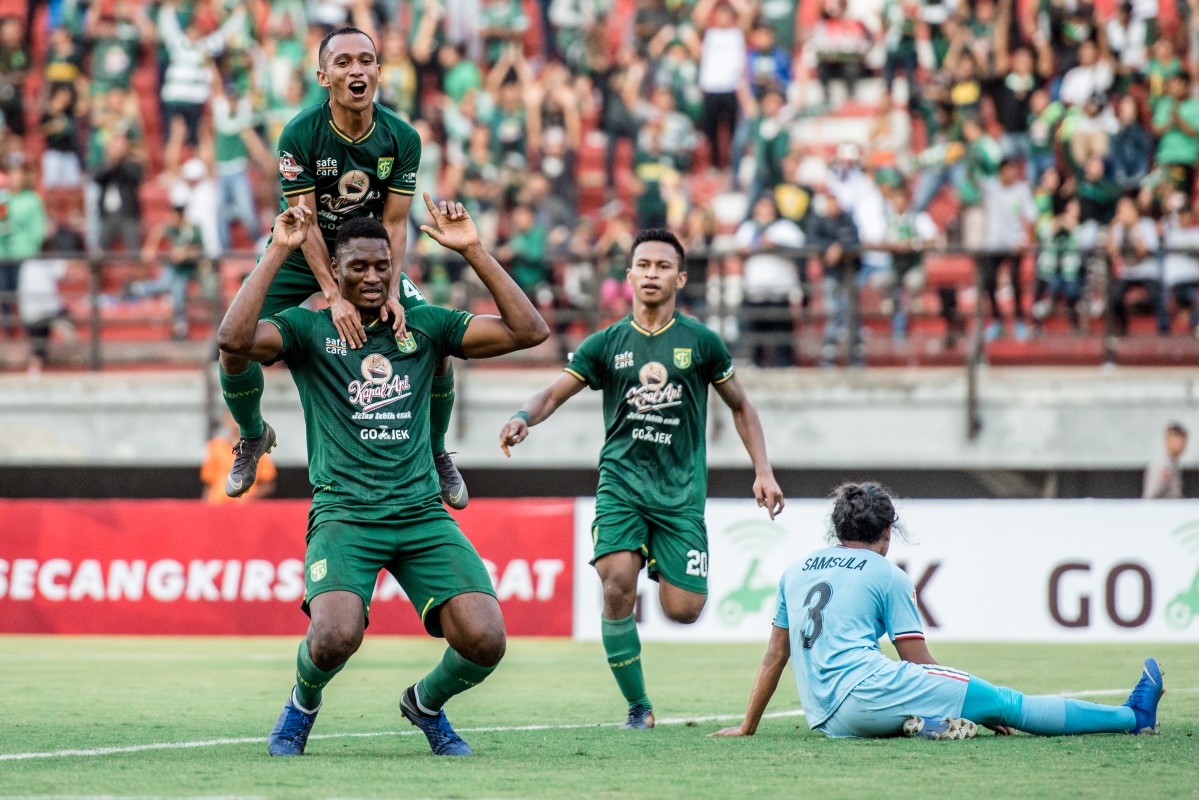 Duo winger Irfan Jaya dan Osvaldo Haay merayakan gol yang dicetak oleh penyerang Persebaya Amido Balde ke gawang Persela Lamongan pada laga Shopee Liga 1 2019 di Stadion Gelora Bung Tomo sore ini. Persebaya memetik kemenangan 3-2 atas Persela.