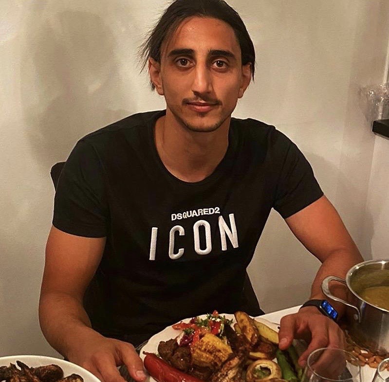 Mahmoud Eid saat menyantap hidangan berbuka puasa bersama keluarga di Swedia
