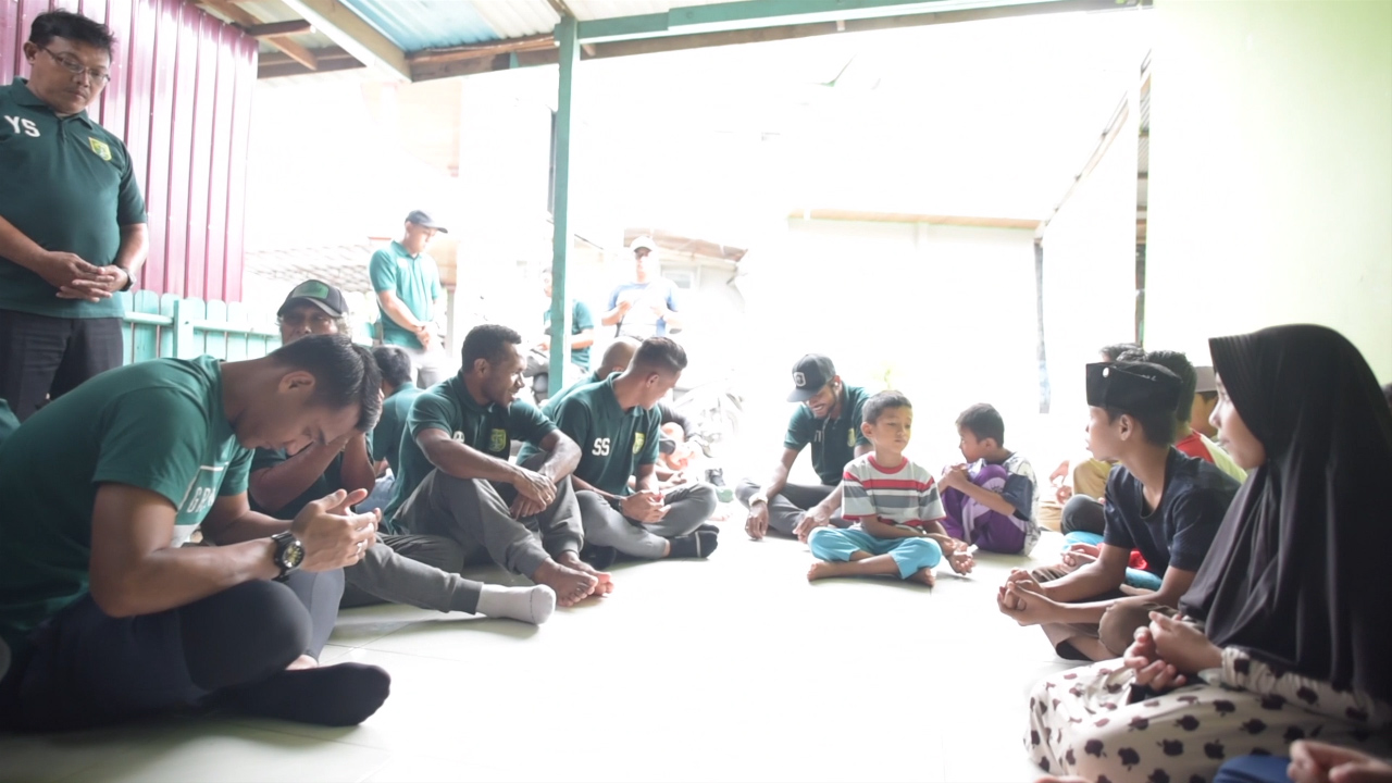 Persebaya Berbagi Bersama Anak Yatim Piatu Di Tenggarong 