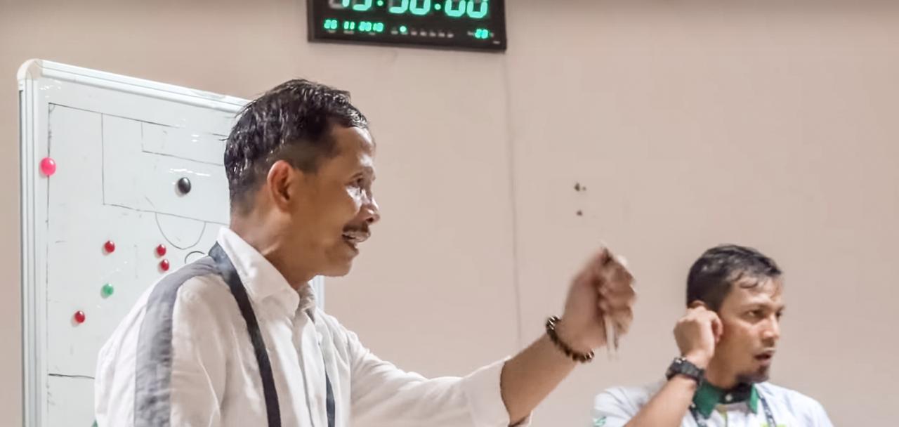 Pemain Persebaya sedang beristirahat di ruang ganti